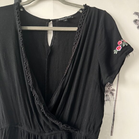 Kendall & Kylie | EUC Black Floral Embroidered Short Sleeve V-Neck Romper Small - Picture 3 of 10